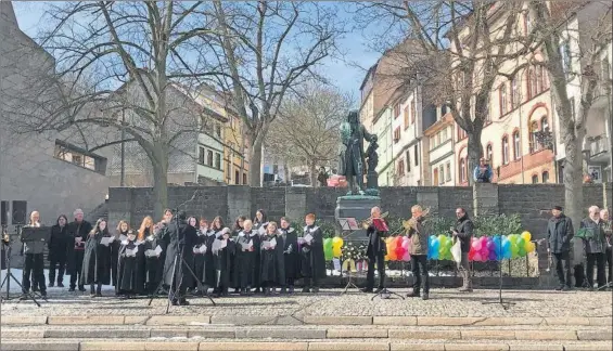  ?? / L. G. ?? Globos, flores y música para recordar a Bach el miércoles frente a su casa natal en Eisenach.