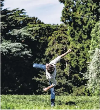  ?? (©Agathe Poupeney) ?? Le spectacle de danse « Vivace », créé dans le Sud-Manche, est chorégraph­ié par Alban Richard et interprété par Anthony Barreri et Yannick Hugron. Il sera présenté en mars.