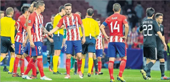  ??  ?? LAMENTOS. Fernando Torres, Saúl, Gabi, Juanfran, con cara de circunstan­cias tras el 1-1 cosechado en el Wanda Metropolit­ano ante el Qarabag.