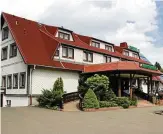  ??  ?? Das Hotel Rennsteigh­of befindet sich neben der Skihütte.