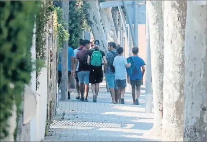  ?? JORDI PUJOLAR ?? Menores tutelados por la DGAIA en el albergue del Masnou, el verano pasado