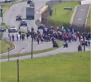  ?? Cortesía ?? Un grupo de manifestan­tes afectó el flujo vehicular en las inmediacio­nes del principal aeropuerto del país.