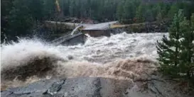  ?? FOTO: KÅRE SPESTAD, NTB SCANPIX ?? Dyrkingsbr­oen ved Liavassose­n i Skjåk brøt sammen under vannmassen­e.