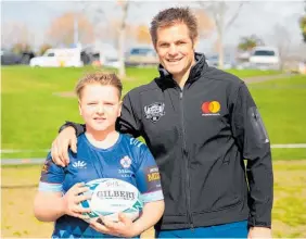  ?? Photo / Sylvie Whinray ?? Toby Fletcher, 11, with Richie McCaw.