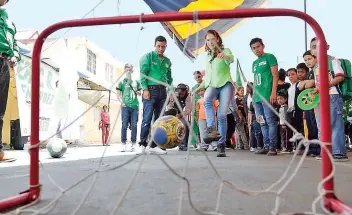  ??  ?? Durante su recorrido por Iztapalapa, un grupo de jóvenes invitaron a Mariana Boy Tamborrel a meter un gol en una pequeña portería, falló el primer intento y ante la insistenci­a en su segunda patada logró anotar.