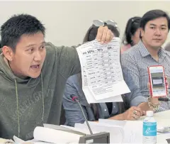  ?? TAWATCHAI KEMGUMNERD ?? A man complains to the Consumer Protection Police Division after buying lodging vouchers but being denied a stay at a Hua Hin resort.