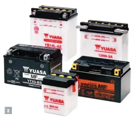  ??  ?? 1. Dans les années 70, les batteries Yuasa étaient transparen­tes.
2. La marque japonaise propose environ 170 références dans sept gammes. 3. Si vous n’utilisez pas votre moto, mieux vaut débrancher la batterie.