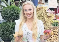  ?? ARCHIVFOTO: JÜRGEN LAASER ?? Die 27-jährige Tönisvorst­er Apfelkönig­in Sonja Schmidt besuchte im September 2015 auch das Merbecker Kartoffelf­est.