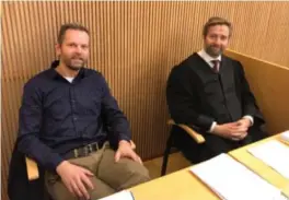  ?? FOTO: EIVIND KRISTENSEN ?? Kjell Tore Skeivoll, leder av Fidjekilen båthavns leietakerf­orening, sammen med advokat Robert Dyrnes Hovland (t.h.).