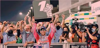  ?? ?? Felicità La gioia di Enea Bastianini, 24 anni, e del team Gresini dopo la vittoria nel GP del Qatar: il riminese, campione del mondo Moto2 nel 2020, in 19 gare in MotoGP ha raccolto un successo (ieri) e due podi (nel 2021)