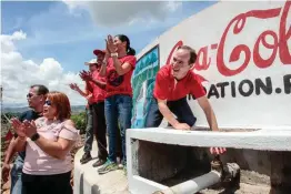  ??  ?? BINUKSAN ng mga opisyal ng Coca-Cola Philippine­s ang programang patubig sa mga magsasaka sa Negros Occidental.