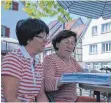  ?? FOTO: BARBARA SOHLER ?? Mary Köberle-Mainusch (rechts) und ihre Schwester Monika Kretschmer hadern noch immer sehr damit, ob die Krebserkra­nkung von Christian Mainusch nicht hätte eher erkannt werden müssen.