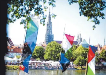  ?? FOTO: ALEXANDER KAYA ?? Bald wehen sie wieder: Die Donaufahne­n zeigen weithin sichtbar, dass in Ulm das Donaufest wieder begonnen hat.