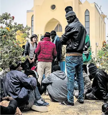  ?? Foto: Getty Images ?? Migranti na Lampeduse Skupina migrantů mluví s tlumočnicí poté, co byli umístěni v přijímacím středisku na Lampeduse. To funguje jako místo, kde je poprvé na evropské půdě prověřován­a jejich totožnost. Zde se rozhoduje také o tom, jestli budou vpuštěni...