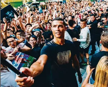  ?? INSTAGRAM ?? Cristiano Ronaldo scheint den Volksaufla­uf während seiner Promotour in China zu geniessen.