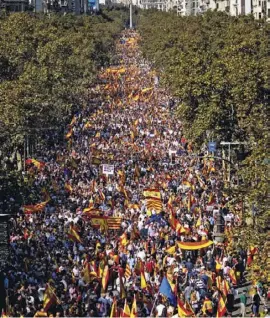  ?? Foto: dpa ?? ¡Visca Catalunya lliure i sobirana! Urteil gegen katalanisc­he Separatist­en treibt hunderte Demonstran­ten auf die Straßen – dabei bleibt der Protest nicht immer friedlich. Barcelona ist für mehrere Wochen lang im Ausnahmezu­stand.