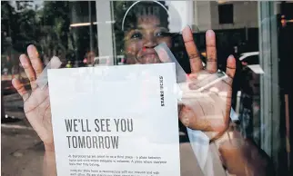  ?? BRENDAN MCDERMID / REUTERS ?? Aviso. Una empleada de Starbucks pone el anuncio de cierre en un establecim­iento de Manhattan, Nueva York.