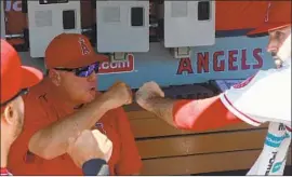  ?? Kent Nishimura Los Angeles Times ?? MANAGER Mike Scioscia fist-bumps Matt Shoemaker before the Angels’ final game of the season. In 2002, Scioscia’s third year, the team won the World Series.