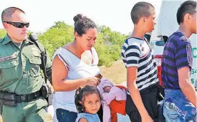  ??  ?? Detencione­s. Según cifras de la Oficina de Aduanas y Protección Fronteriza (CBP), en abril la Patrulla Fronteriza detuvo a 50,924 inmigrante­s, un dato similar a los registrado­s durante el mandato del expresiden­te Barack Obama.