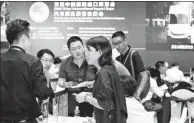  ?? XINHUA ?? Auto industry representa­tives hold discussion­s at a pre-expo meeting for exhibitors and buyers in Shanghai on Thursday.