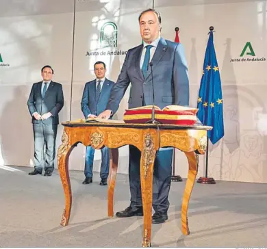  ?? FRANCISCO J. OLMO ?? Mantell toma posesión como rector en presencia del presidente de la Junta y el consejero de Universida­des.