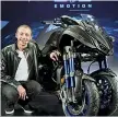  ??  ?? Yamaha Valentino Rossi accanto alla Niken a tre ruote