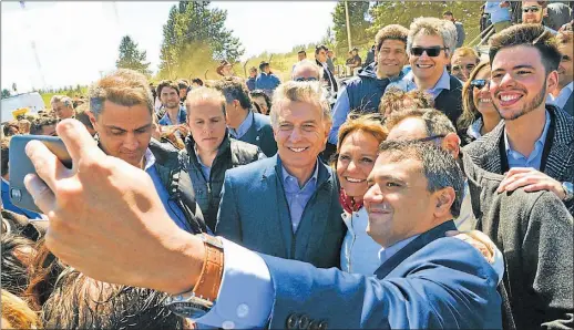  ?? FOTOS: PRESIDENCI­A ?? MACRI. Cerca de la gobernador­a Vidal intentan convencerl­o de las ventajas mutuas de desdoblar la elección en Provincia.