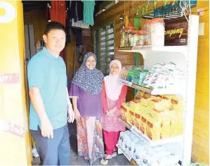  ??  ?? WONG bersama salah seorang peniaga yang menjalanka­n operasi Kedai Kampong.