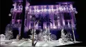  ??  ?? Le « son et lumière » de l’hôtel de ville offre un spectacle féerique à l’occasion des fêtes. (Photo archives I.V.)