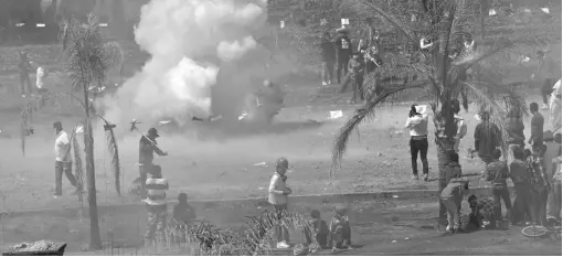  ??  ?? A campo abierto, al norte de San Juan de la Vega, se reunieron cientos de hombres para detonar petardos./Javier Patiño