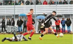  ?? Foto: Dirk Klos ?? In den Testspiele­n überzeugte der FC Memmingen, wie hier gegen den TSV Kottern: Noah Müller (schwarzes Trikot) erzielt in dieser Szene das zwischenze­itliche 2:0.