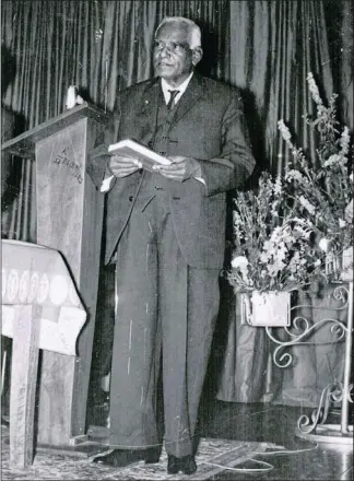  ??  ?? Poonoosamy Ruthnam Pather in his typical magisteria­l pose addressing a meeting in the early 1960s.