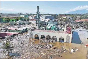  ?? FOTO. ANTARA/REUTERS ?? Auch die große Baiturrahm­an-Moschee in Palu mit ihrer grünen Kuppel, wo sich die Gläubigen gerade zum Freitagsge­bet versammelt hatten, ist schwer beschädigt.