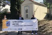  ?? (Photo C. L.) ?? Le maire entouré de Cécilia Brovia, directrice générale adjointe de MPM en charge de la fibre et de Fabrice Gribaudo, co-animateur du dossier devant le « shelter », lieu d’entrée de la fibre sur la ville.