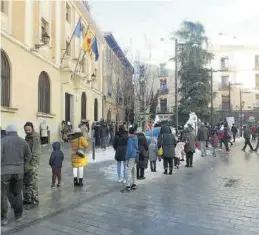  ?? PSOE DE CALATAYUD ?? Cola, ayer, para entrar al consulado móvil en Calatayud.