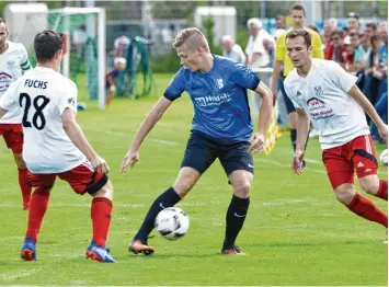  ?? Foto: Ernst Mayer ?? Er schoss das Tor des Tages: der Glötter Dominik Wohnlich (Mitte). Die Niederlage für den TSV Offingen konnten weder Philipp Fuchs (links) noch Wohnlichs Cousin Stefan (rechts) verhindern.