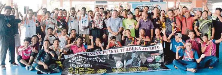 ??  ?? Peserta yang memeriahka­n Karnival Futsal Terbuka ANS Johor Bahru.