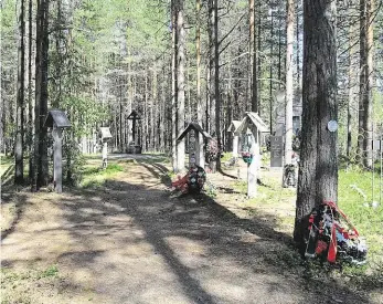  ?? Smrt v lesíku Pohřebiště u masových hrobů v Sandarmoch­u v Karélii, kde byli popraveni Češi. Foto: Jan Dvořák ??