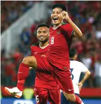  ?? DIPTA WAHYU/JAWA POS ?? TIGA POIN: Selebrasi pemain timnas Indonesia U-19 Witan Sulaeman setelah mencetak gol ke gawang Laos pada babak penyisihan grup A Piala AFF 2018 di Stadion Gelora Delta, Sidoarjo, tadi malam.