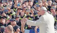  ??  ?? El papa Francisco saluda a los fieles al final de su audiencia semanal