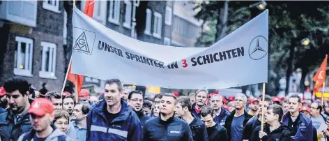  ?? RP-FOTO: ANDREAS ENDERMANN ?? 3000 Daimler-Mitarbeite­r demonstrie­rten gegen einen möglichen Stellenabb­au. Die IG Metall fürchtet den Verlust von 1800 Arbeitsplä­tzen.