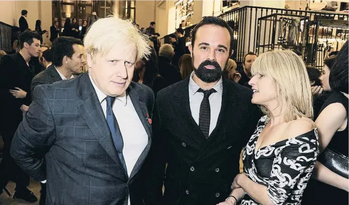  ?? DAVE M. BENETT / GETTY ?? Ievgueni Lébedev amb Boris Johnson i la seva dona d’aleshores, Rachel Johnson, en una fotografia del 2012