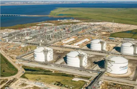  ??  ?? Muy útil. El gas natural se procesa como gas licuado para uso doméstico en esta planta de Cheniere Energy en Louisiana, EU.