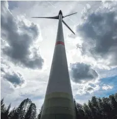  ?? SYMBOLFOTO: ARMIN WEIGEL/DPA ?? Bei Engenreute, zwischen Enzisreute und Bergatreut­e, könnte ein Windpark entstehen.