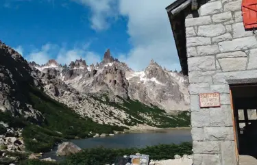  ??  ?? Les fameuses aiguilles de Frey depuis son nom moins célèbre refuge.