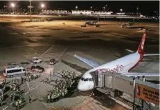  ??  ?? Die letzte Flug von Düsseldorf nach München wird vorbereite­t. Das Bodenperso­nal lässt noch ein Abschlussf­oto machen.