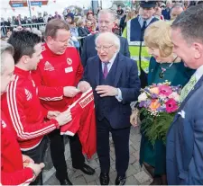  ??  ?? Ballisodar­e Utd present President Higgins with a new jersey.