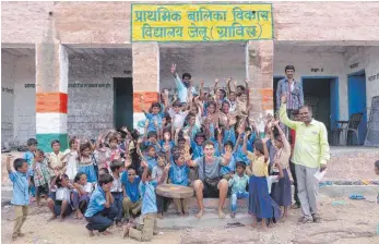  ?? FOTO: PRIVAT ?? Auf seiner Reise durch Indien besuchte der Ummendorfe­r Leo Politz Mitte des Jahres drei Schulen im Bundesstaa­t Rajasthan. Unter anderem auch die Kerala-Bhakar-Schule, die von der Gebhard-Müller-Schule finanziert wird.