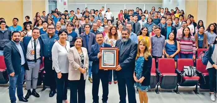  ??  ?? El rector Juan Manuel Ocegueda Hernández recibió el documento por parte de la Presidenta del consejo, Lorena Zaldívar Bribiesca. acompañado por Héctor Jaime Macías Rodríguez, director de la Facultad de Humanidade­s y Ciencias Sociales.