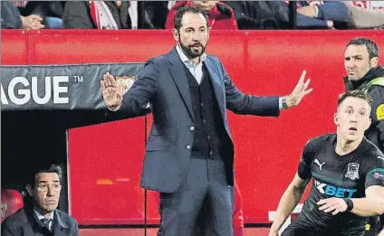  ?? FOTO: EFE ?? Pablo Machín, técnico del Sevilla, quiere que en este mercado de invierno lleguen nuevos efectivos con los que apuntalar su plantilla